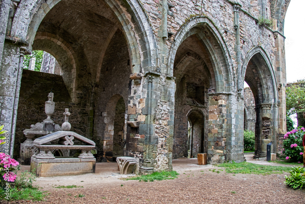 Paimpol. Tombes dans le cloître de l'abbatiale de l'abbaye de Beauport. Côtes-d'Armor. Bretagne	