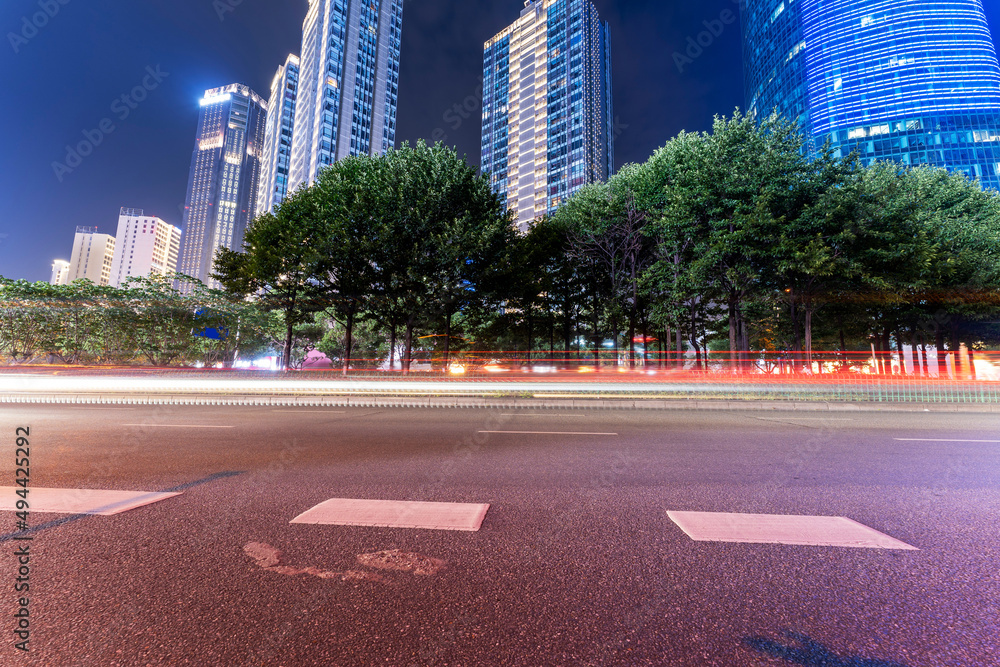 Obraz premium the light trails on the modern building background in shanghai china.