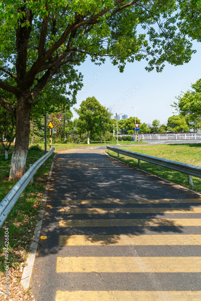 Obraz premium walkway in the modern city