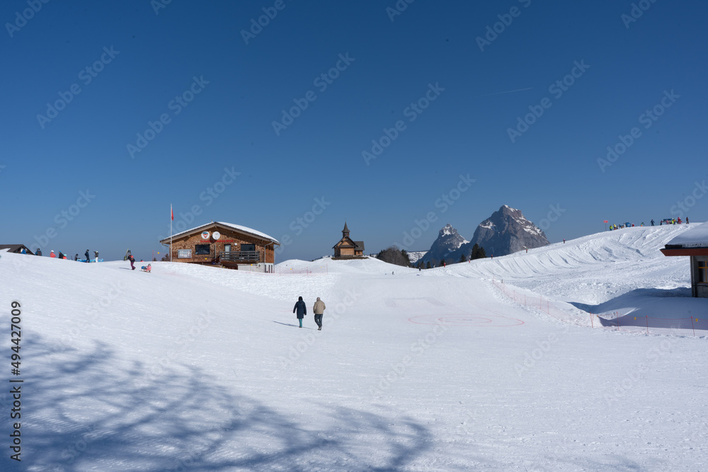 Flumserberg: Skiers, snowboarders, carvers, families all enjoy their time on the ski runs of winter sports resort located directly above Lake Walen. 65 km of perfectly groomed slopes invite you.