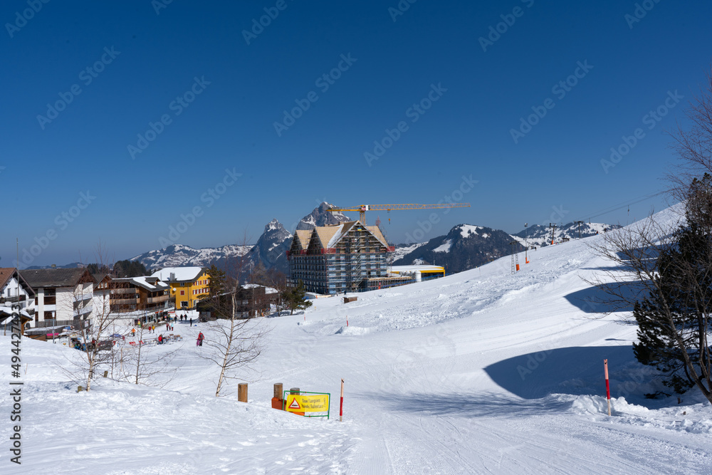 Flumserberg: Skiers, snowboarders, carvers, families all enjoy their time on the ski runs of winter sports resort located directly above Lake Walen. 65 km of perfectly groomed slopes invite you.