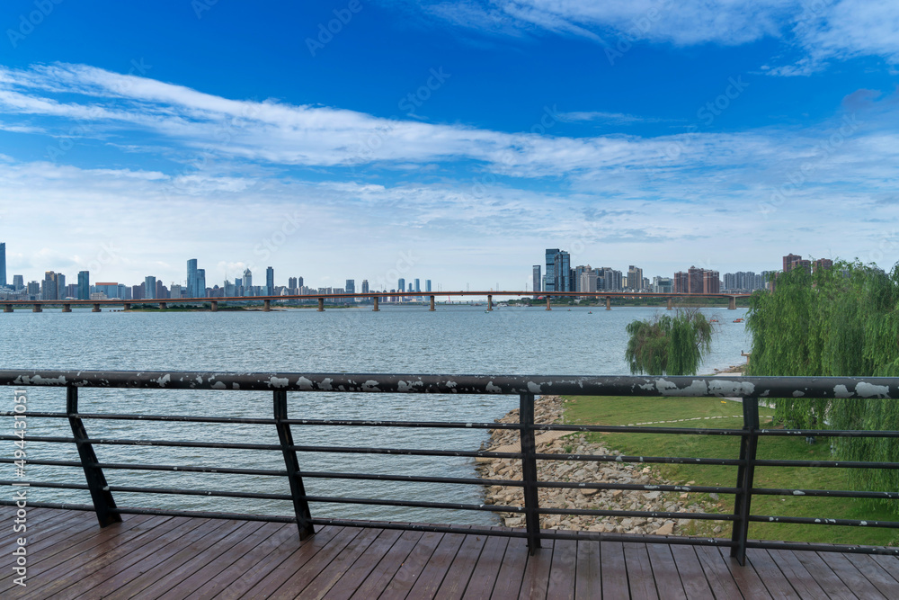 Obraz premium city skyline of business district downtown in daytime