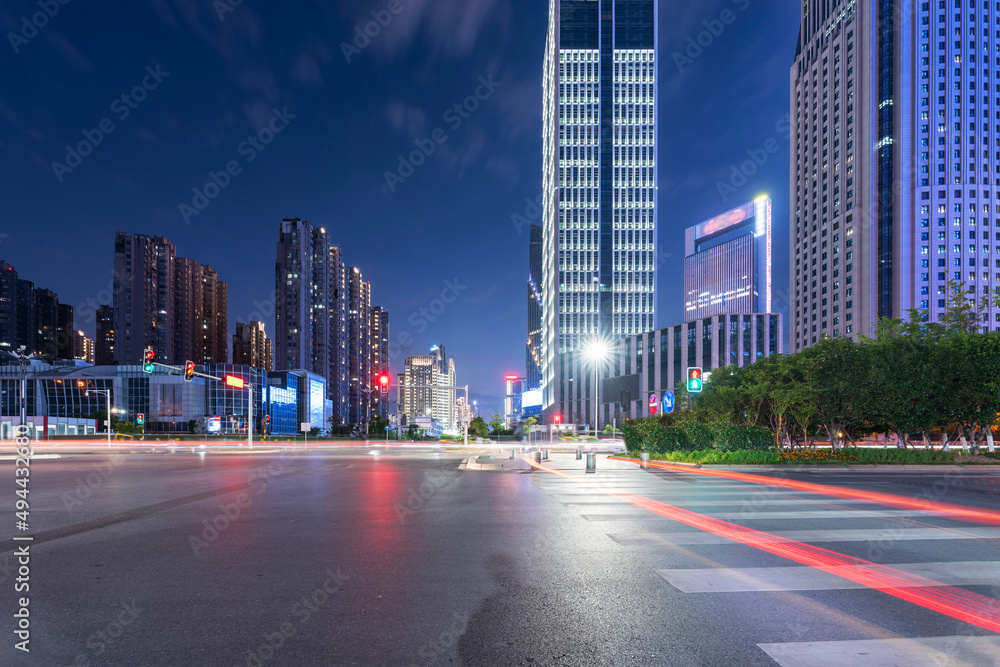 Obraz premium the light trails on the modern building background in shanghai china