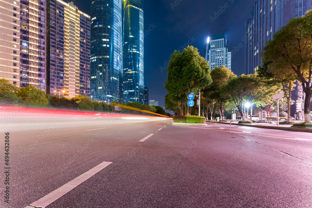 Obraz premium the light trails on the modern building background in shanghai china