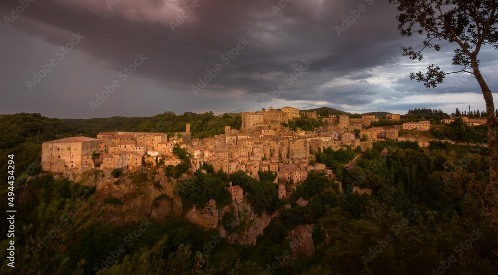 Fototapeta premium Sunset over Sorano, a hilltown in Tuscany