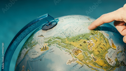 Εκτύπωση καμβά Finger pointing on globe
