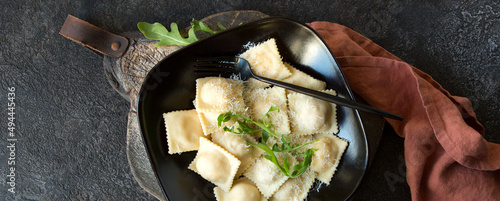 Tableau sur toile bowl of italian ravioli on the table