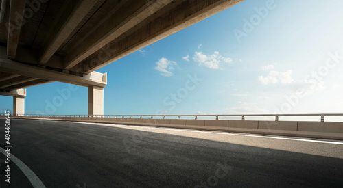 Fotografia side view of highway overpass with nature beautiful blue sky.