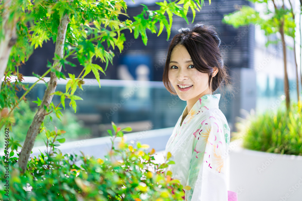 浴衣を着て街を歩く若い女性 浴衣を着て街を歩く若い女性