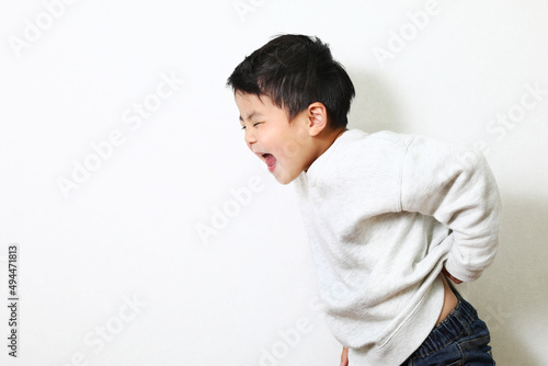ダイナミックに叫んで、シャウトしている男の子。