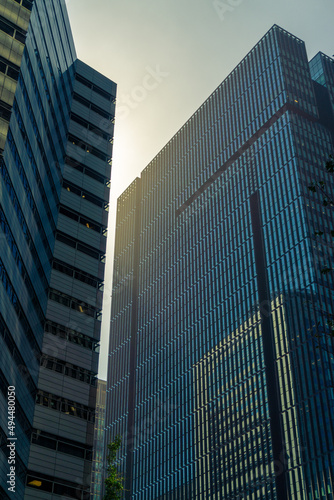 The afternoon light shines between two skyscrapers in downtown Tokyo © Hernán J. Martín