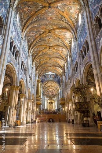 Obraz na płótnie Nave of the Cathedral of Santa Maria Assunta in Parma, Italy w salonie