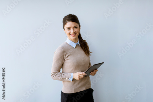 Young business woman standi...