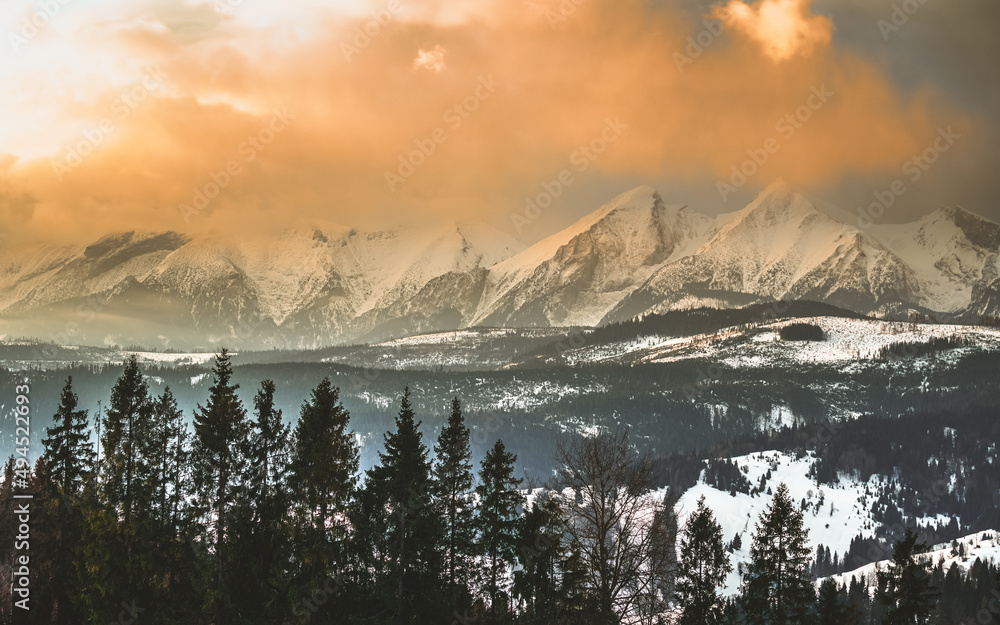 Tatry Wysokie o świcie, zima, szczyty w chmurach, Karpaty, widok z ...