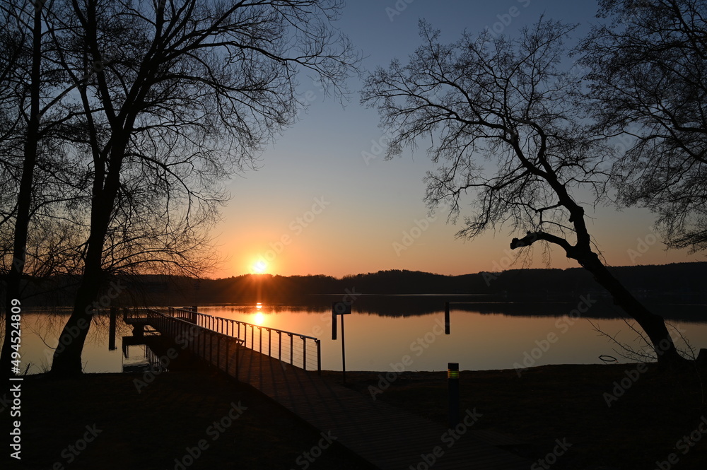 Fototapeta premium Bootssteg bei Sonnenaufgang