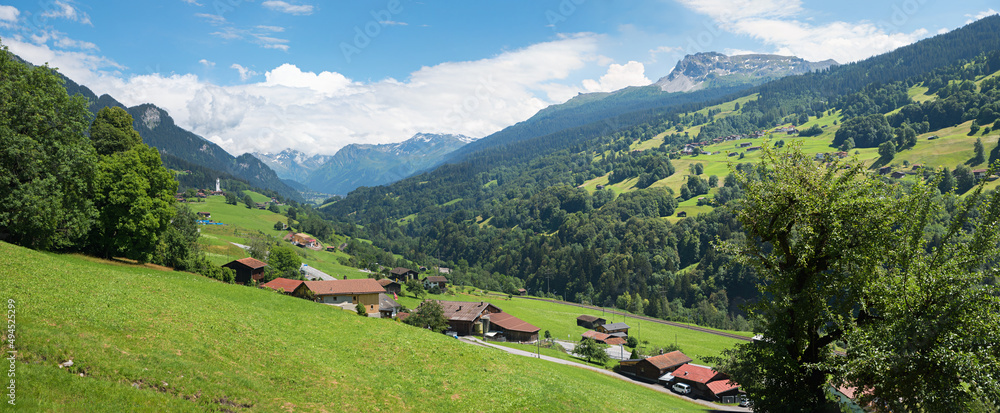 Blick vom Kübliser Höhenweg ins Prättigau, Landschaft in Graubünden Schweiz