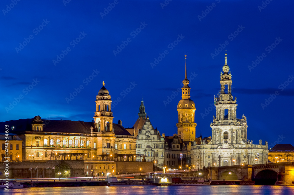 Blick auf die Altstadt von Dresden bei Nacht mit beleuchteter Hofkirche, Georgentor, Schloßplatz