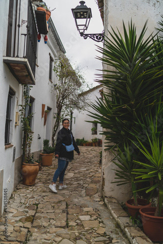 Chica joven guapa paseando y sonriendo por pueblo blando andaluz 
