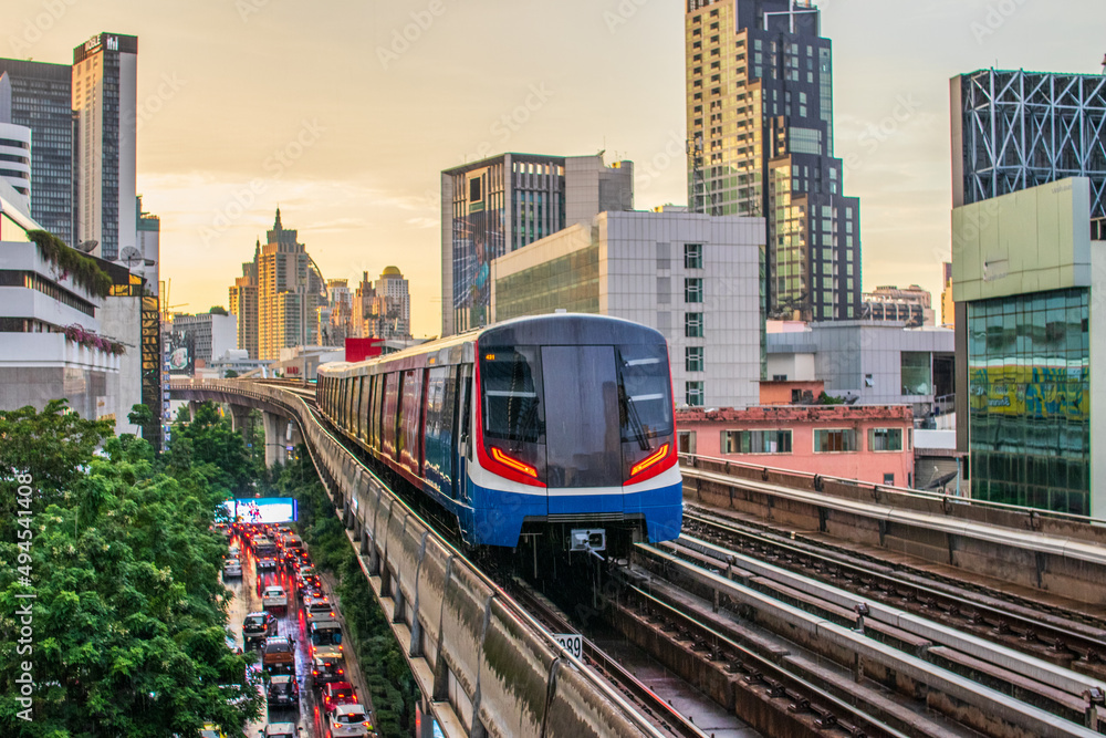 Obraz premium The Skytrain in Bangkok, Thailand