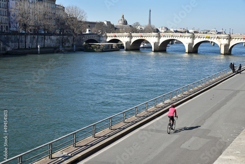 A vélo sur les quais de Seine à Paris. France