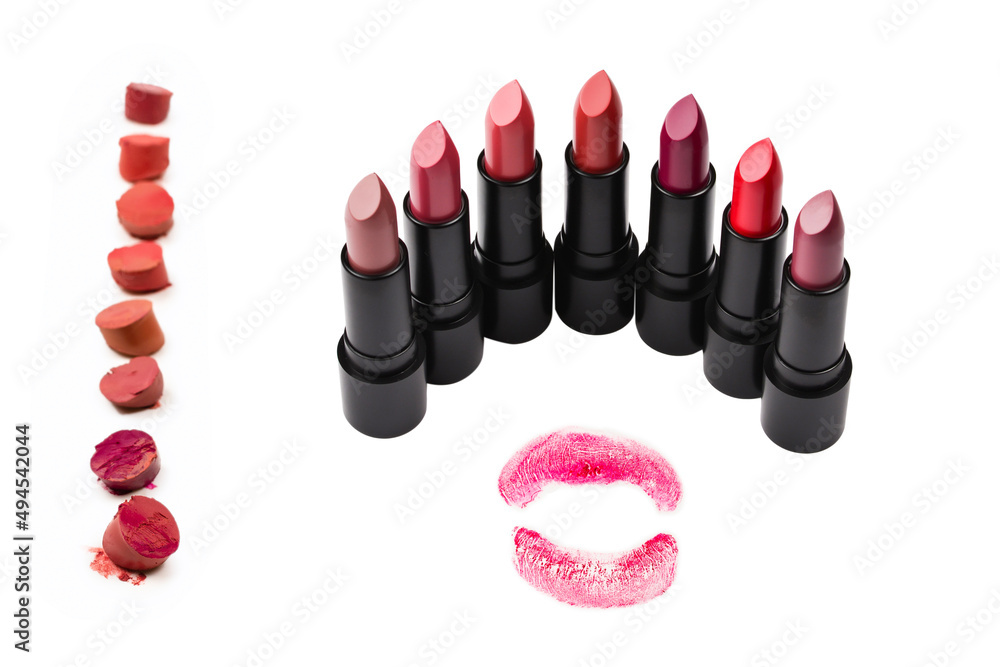 Obraz premium Many different lipsticks, different colors on lilac background. Space for text or design.
