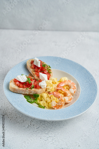 scrambled eggs with shrimps and bruschetta