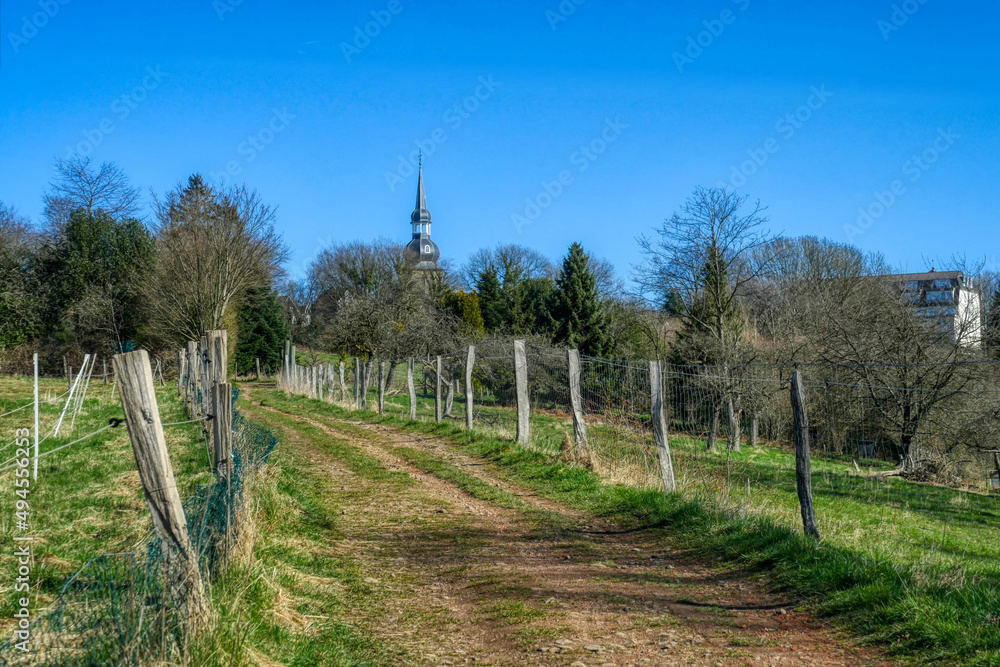 Weg und Landschaft am Kaltenbachtal bei Wuppertal Cronenberg