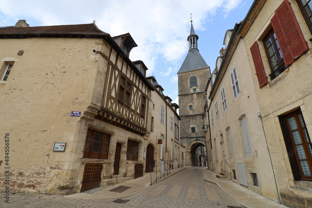 Rue typique, ville de Avallon, département de l'Yonne, France