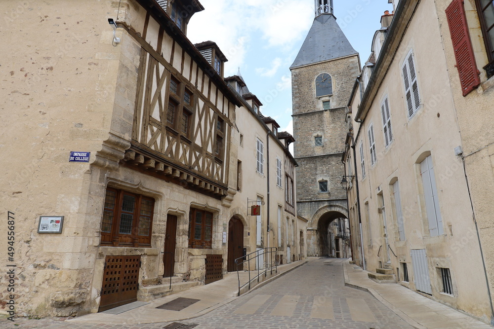 Rue typique, ville de Avallon, département de l'Yonne, France