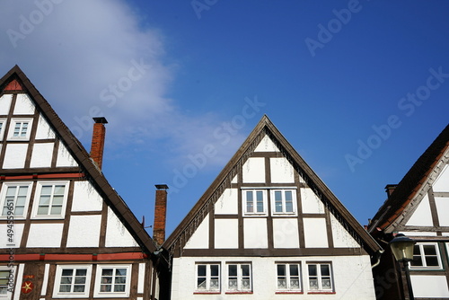 Schöne leuchtend weiße sanierte Fachwerkhäuser mit Spitzgiebel vor blauem Himmel im Sonnenschein in der Altstadt von Blomberg in Ostwestfalen-Lippe photo