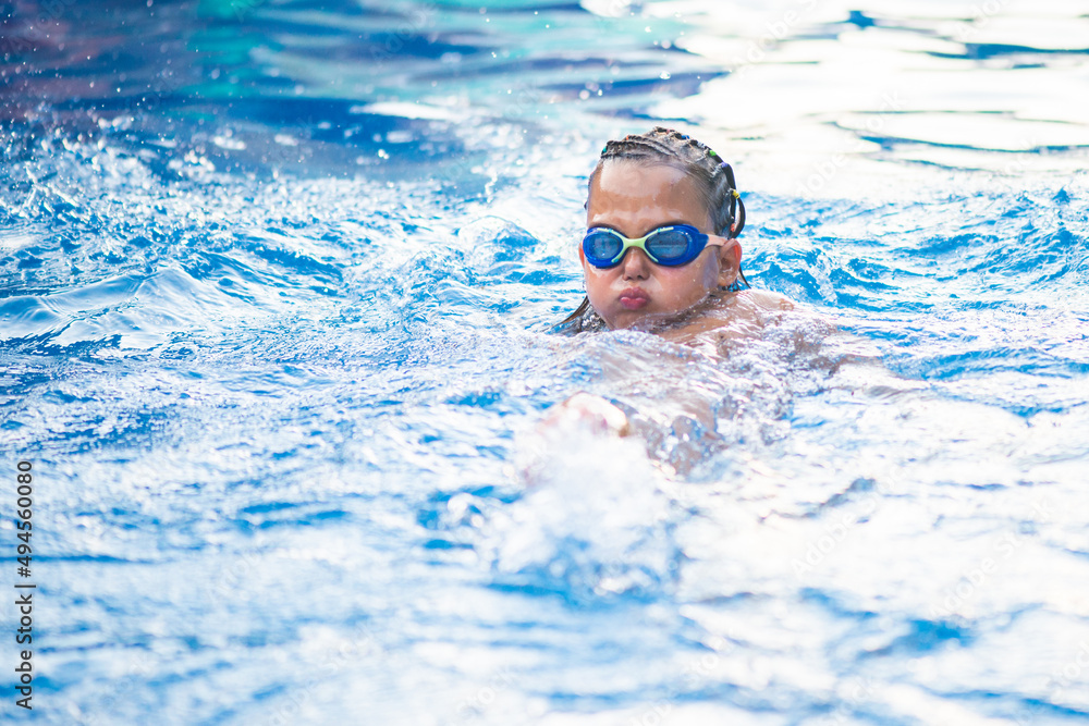 Naklejka premium Portrait of a little swimer at the pool