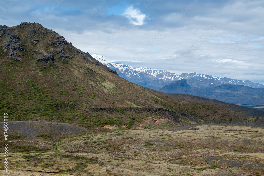 Wanderung durch Thorsmörk und Godaland im Süden von Island mit Blick auf die Schlucht mit dem Fluss Krossa. Im Hintergrund der Gletscher Myrdalsjökull auf der Caldera des Vulkans Katla.