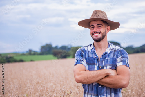 Portrait of a proud Latin American farmer standing with his arms crossed, looking at the camera. © Emanuelle