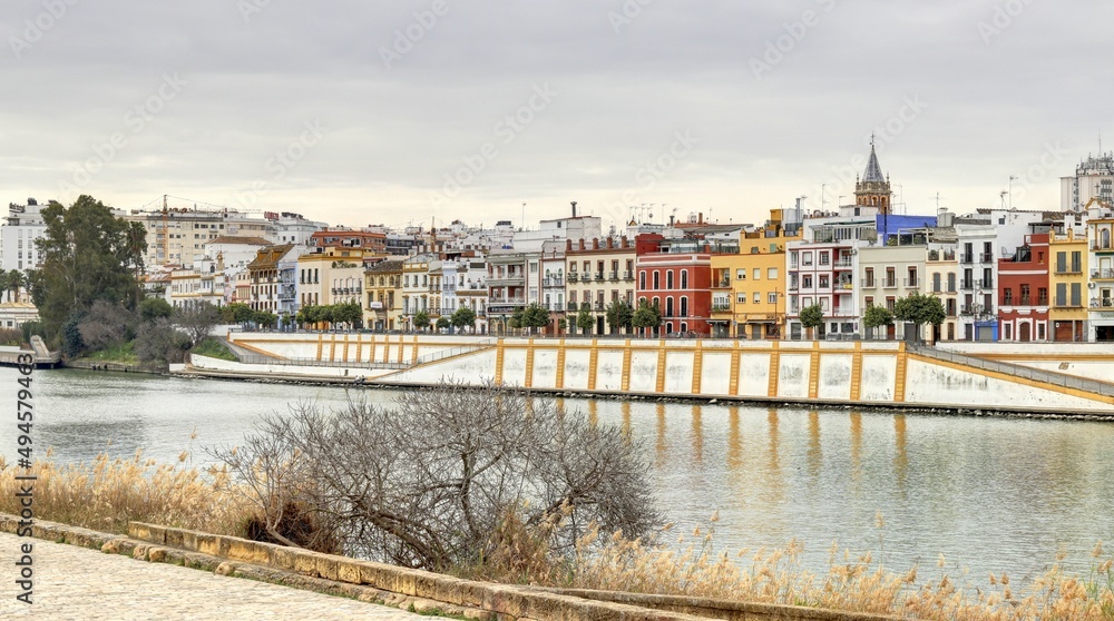 La tour de l'or sur les rives de la rivière à Guadalquivir à Séville