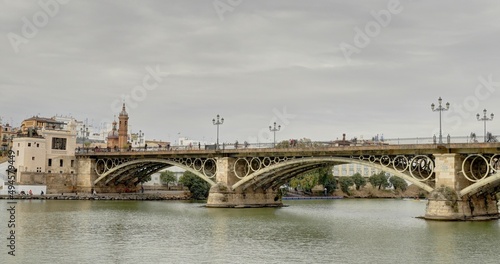 La tour de l'or sur les rives de la rivière à Guadalquivir à Séville © Lotharingia