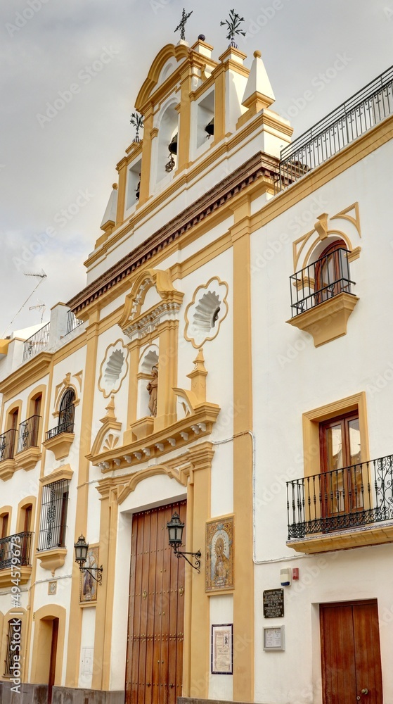 Fototapeta premium La tour de l'or et les façades des églises et azulejos sur les rives de la rivière à Guadalquivir à Séville