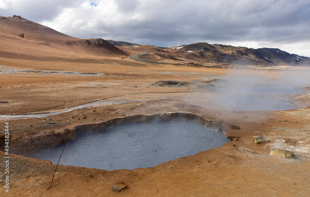 Hverir, Geothermal spot noted for its bubbling pools of mud and steaming fumaroles emitting sulfuric gas.