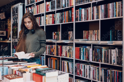 Bild auf Leinwand Woman buying books at a bookstore