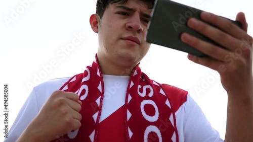 Fan de Perú celebrando un gol con su celular. Fan de la selección de futbol de Perú celebrando goles. Concepto de Futbol. Copa del mundo.