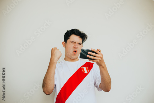 Hincha de la Selección de futbol de Perú celebrando. Hincha de Perú. Fan de Perú. Concepto de fútbol, copa del mundo.