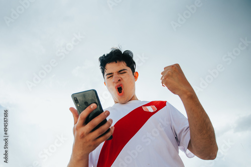 Hincha de la Selección de futbol de Perú celebrando. Hincha de Perú. Fan de Perú. Concepto de fútbol, copa del mundo. photo