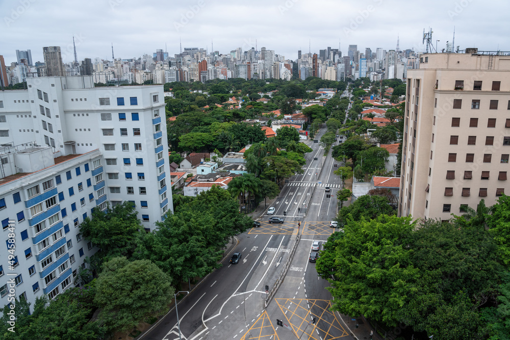 Bairro Jardins e Vila Olímpia em São Paulo Capital. Arquitetura e movimento urbano no dia a dia da cidade. Março 2022.