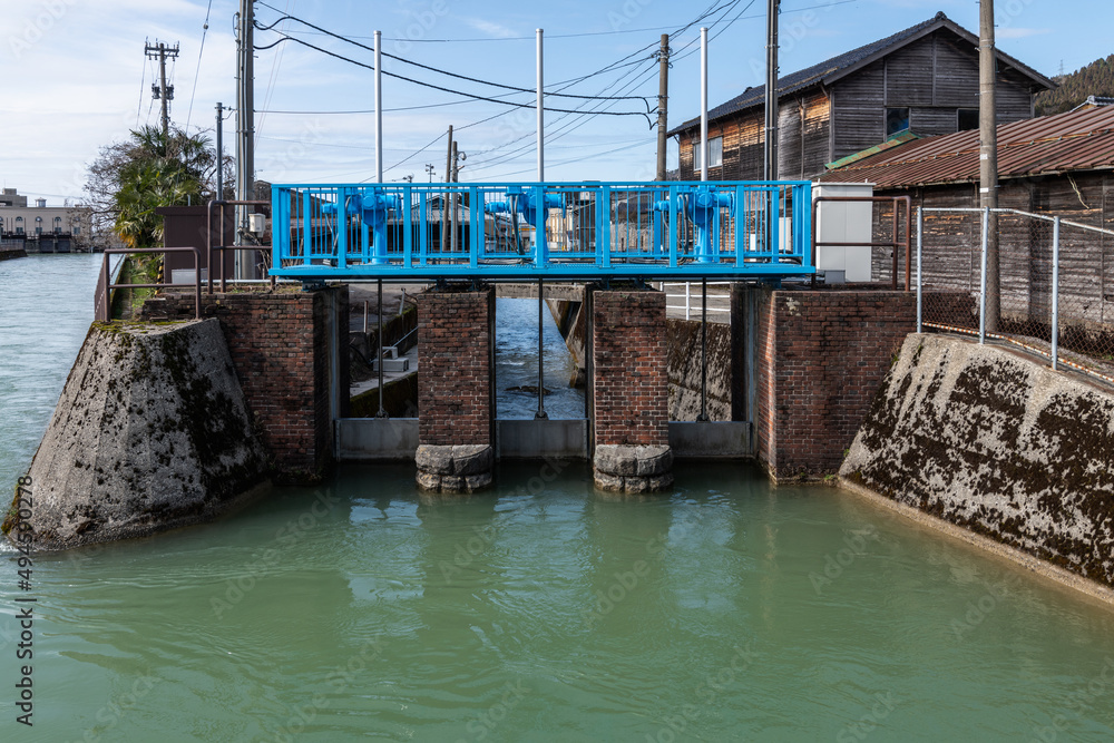 水をたたえる七か用水の本流