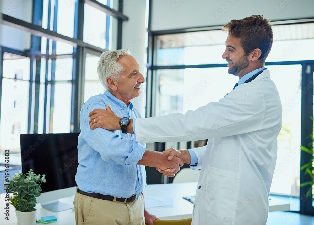 Obraz premium These moments make the job all worth it. Shot of a cheerful senior man shaking hands with his doctor in a clinic.