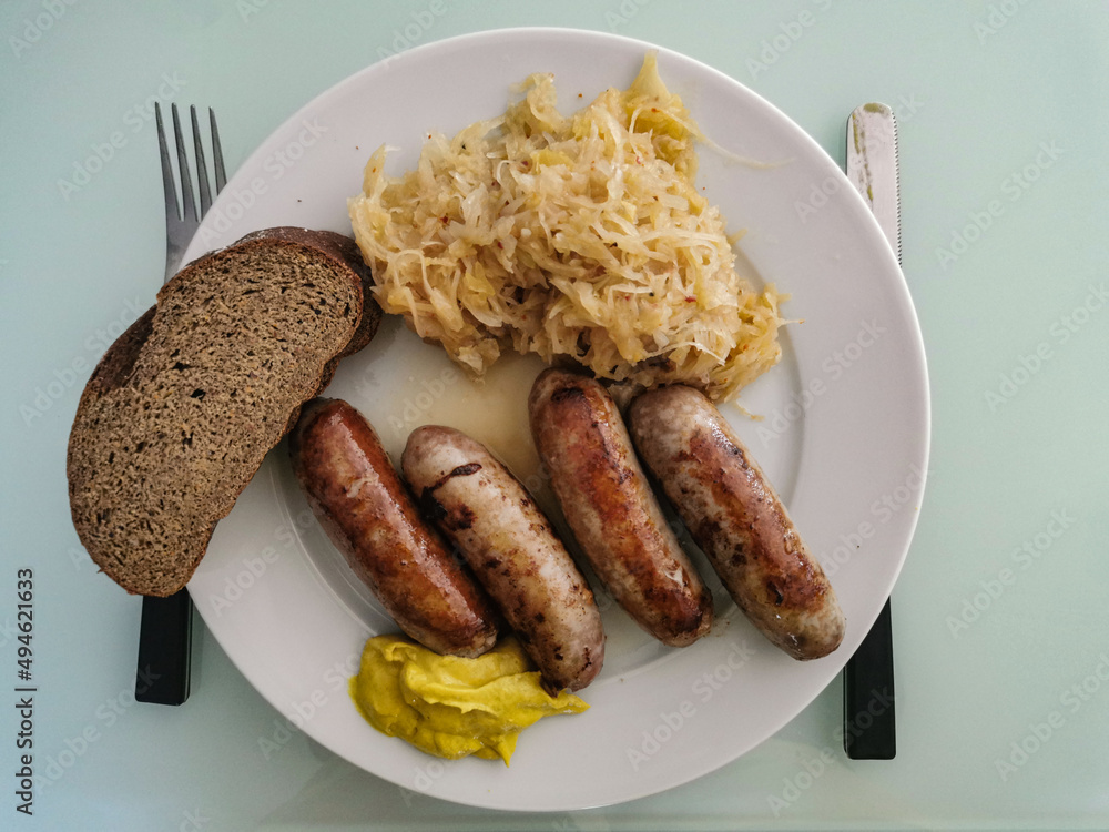 Fränkische Bratwürste mit Sauerkraut, Senf und Bauernbrot Stock Photo ...