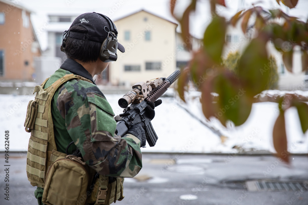 Fototapeta premium 銃を構える軍人 soldier