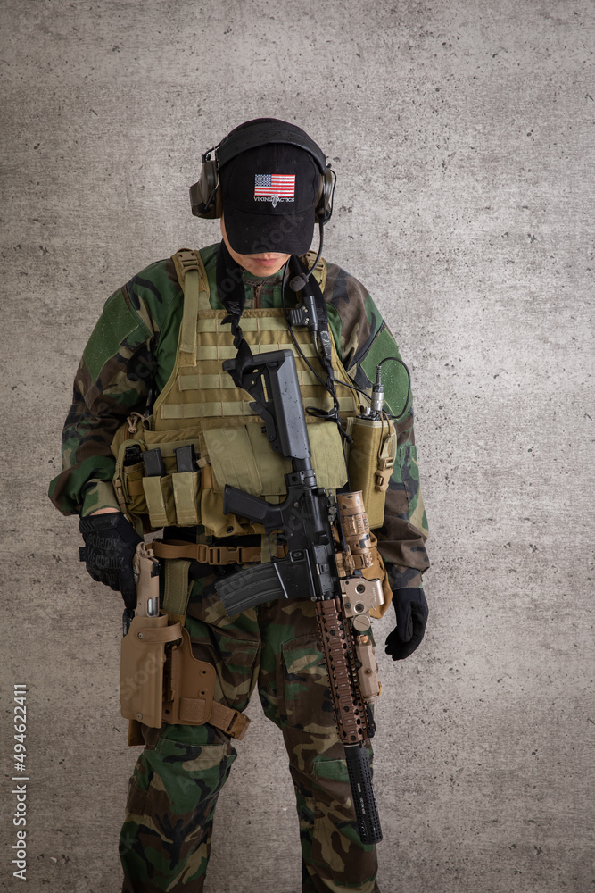 Fototapeta premium 銃を持って立つ軍人 soldier