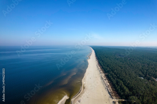 Morze Ba  tyckie  widok z lotu ptaka z drona lec  cego nad pust    pi  kn   pla    . Drobne fale rozbijaj  ce si   o piaszczyst   pla    .