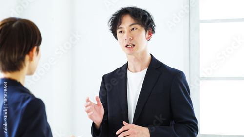 Foto ビジネスマン・話す・インタビュー・会議・ミーティング