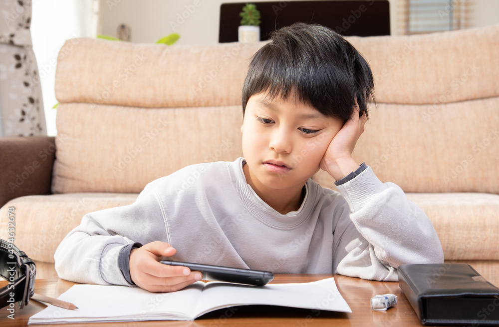 やる気のない小学生の男の子 やる気のない小学生の男の子